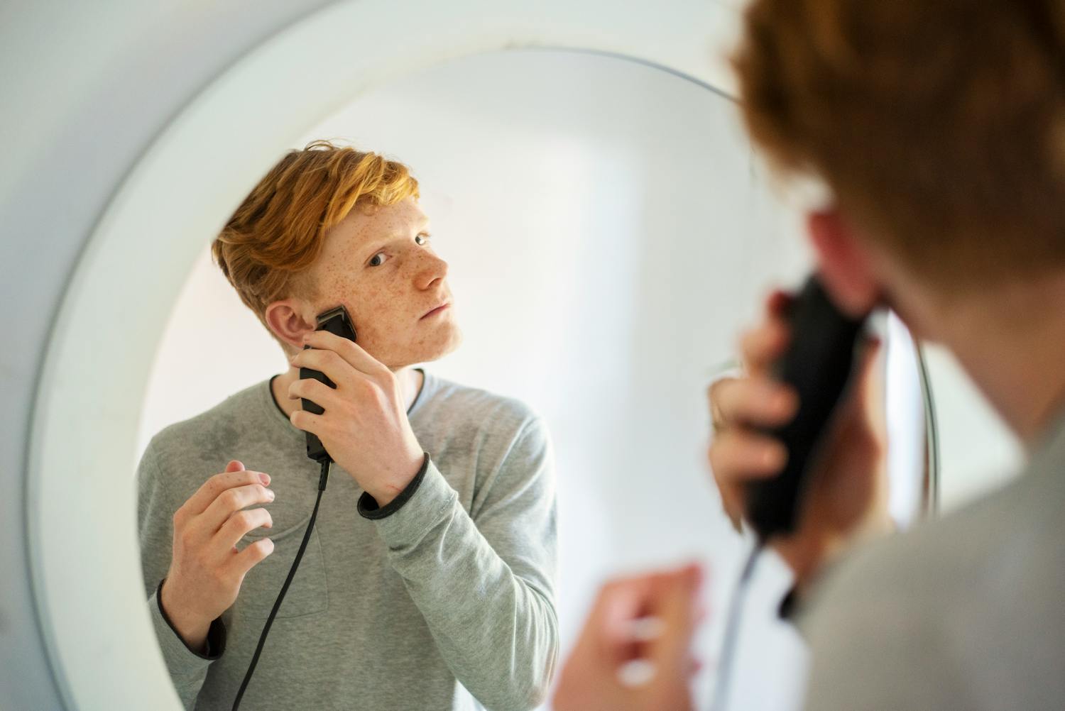 À quel âge la barbe commence-t-elle à pousser ?